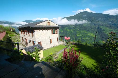 Mahakaruna mountain villa, peaceful family retreat with Himalayan views