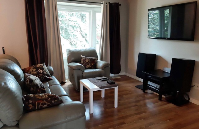 Main Floor, Wi-Fi Incl. (Nose Hill Park)