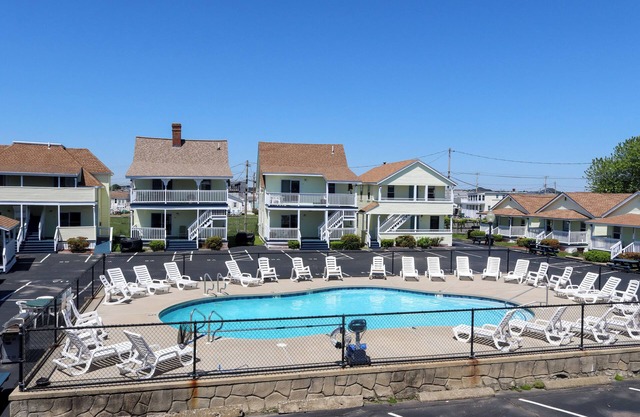 Mainsail Motel & Cottages