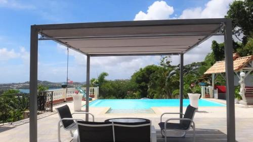 Maison avec vue sur la mer à La Trinité, piscine partagée
