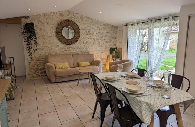 Maison charentaise avec piscine chauffée, jardin privé et proche commerces, idéale pour couples - FR-1-653-228