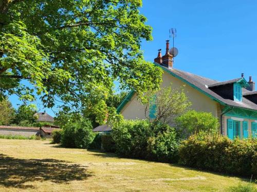 Maison de Caractère au Cœur d’un Village avec Grand Jardin - FR-1-489-556