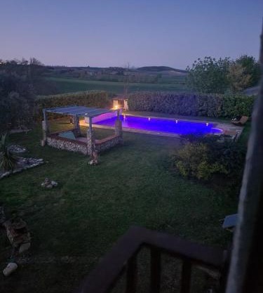 Maison rénovée typique, au calme, piscine.