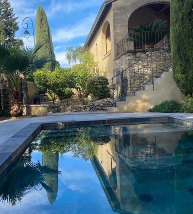 Maison uzès piscine plein sud avec superbe vue