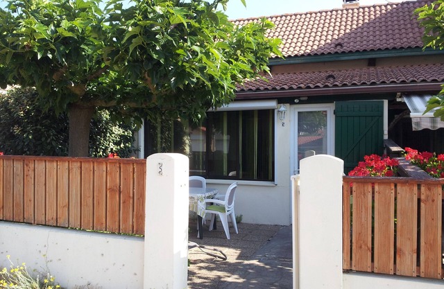 MAISONETTE WITH PARKING AND GARDEN 150M FROM THE BEACH