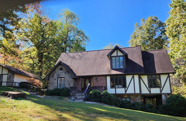 Majestic Chalet: Luxe 7BR + Game Room/Theater
