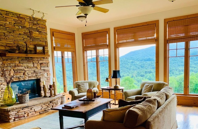 Majestic views from this fabulous condo in Trillium Links & Lake Club community!