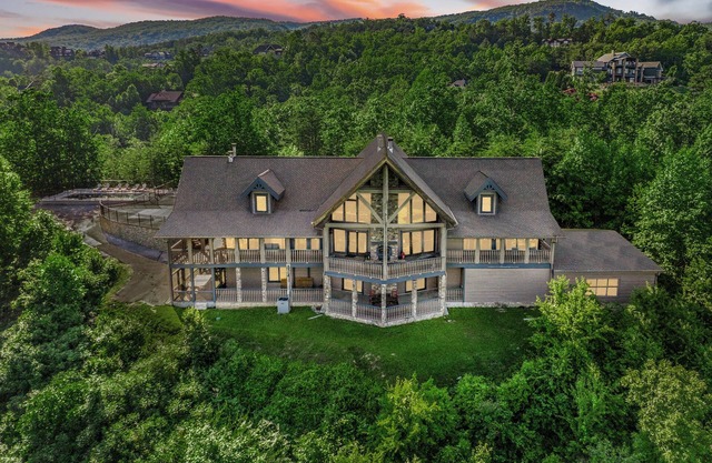 Majestica Lodge - Rock Wall -Outdoor Pool - Arcades - Views!