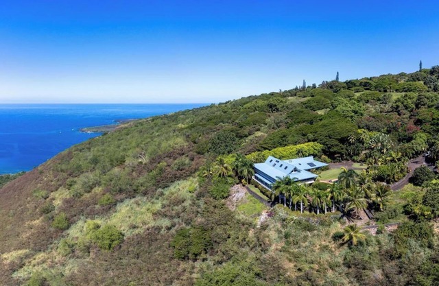 Maka Nui Estate Luxury OceanView Retreat Above Kealakekua Bay, Family friendly