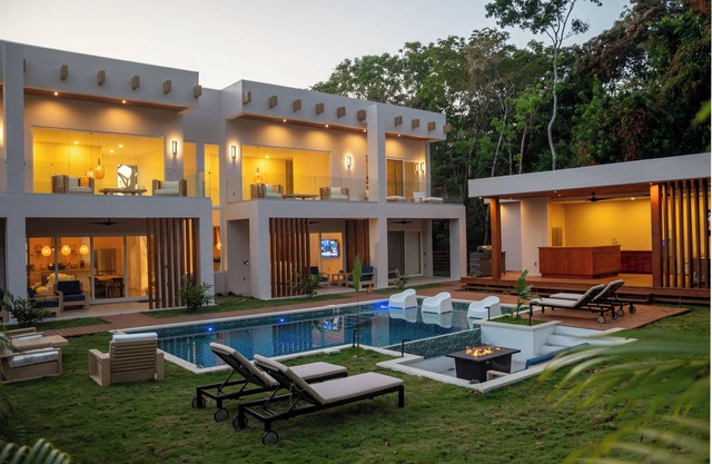 Malamala Villa at West Bay 4BR 3.5Bath, 5 minutes walking to West Bay Beach