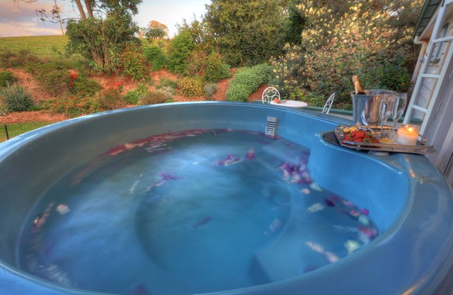Maleny self contained Cottage & outdoor spa, walk to village cafes & restaurants