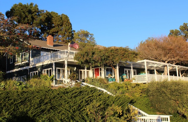 Malibu Home with Panoramic View of Pacific Ocean