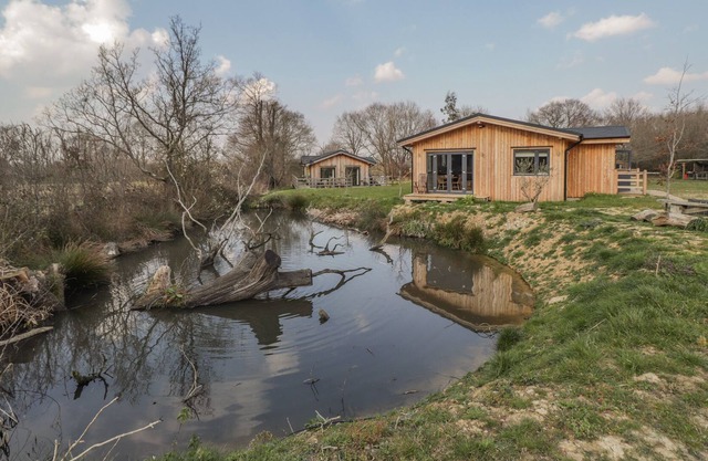 MALLARD LODGE, romantic, character holiday cottage in Biddenden