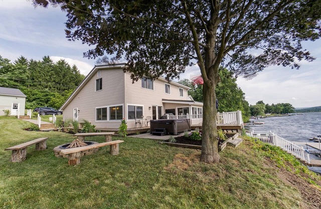 Mallards Landing is a Charming WANETA LAKE cottage with hot tub & amazing views