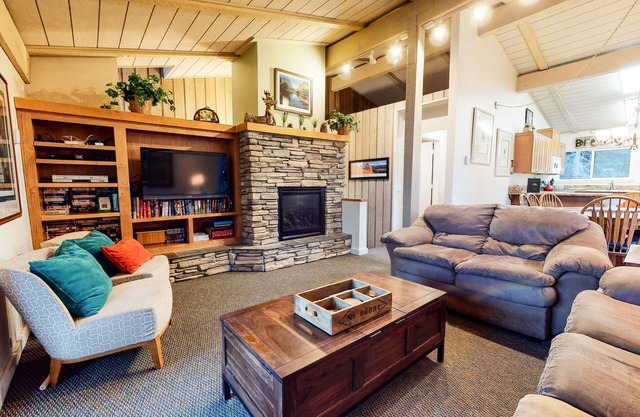 Mammoth Estates 127 Large Mountain Cabin, Private Washer Dryer, Phenomenal location, Steps from The Village by RedAwning