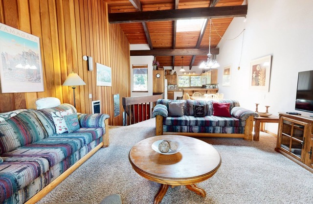 Mammoth Estates 227 Mountain rustic with Wood Burning Fireplace, Amazing location by RedAwning