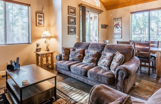 Mammoth Gateway Village #11 - Highly Updated Townhome - 3 Bed + Loft, Sleeps 8
