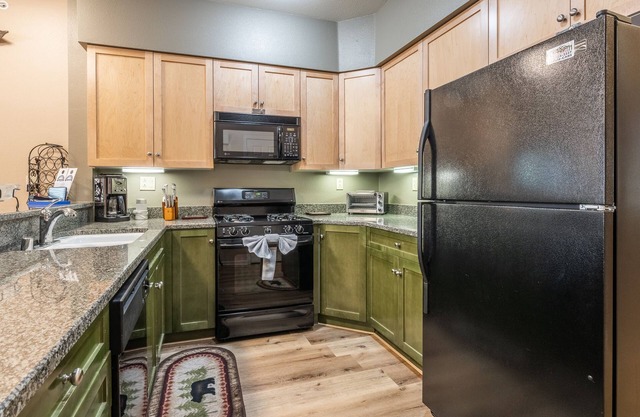 Mammoth Green #105 - Nearly Ski-in Ski-Out Updated 2 Bedroom 2 Bath, Sleeps 6