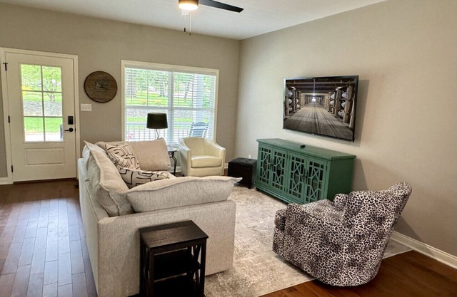 Man o’ War Cottage | Versailles KY Stay