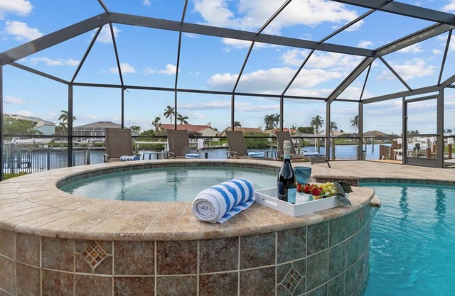 Manatees & Memories, - your luxurious waterfront escape in Fort Myers!