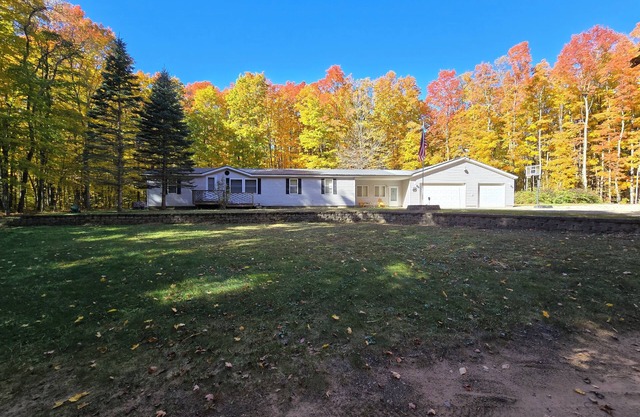 Mancelona Beer Garden, Snow Mobile & ATV Headquarters, 3bed, 2 bath, sleeps 10