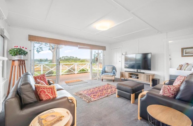 Mandalay Beach House on Pipe Clay Lagoon