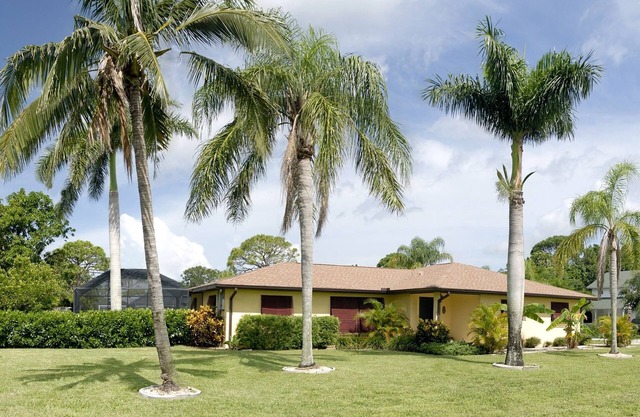 Mango Bungalow -Tropical Paradise private pool, beach, shopping, dining awaits