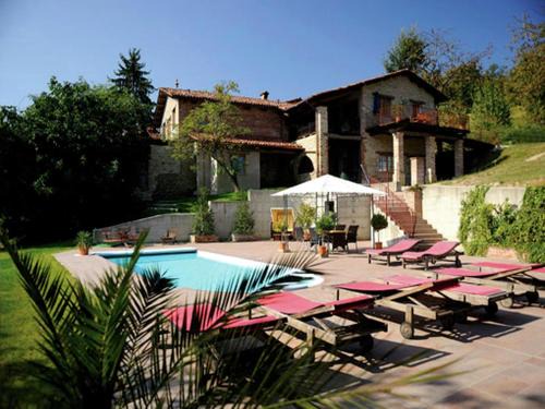 Magnificent Mansion Bastia Mondovi Swimming 