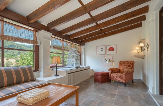 Mantonegro - Life in middle of a vineyard, with a 600 Mb WIFI. Made for Nomads.