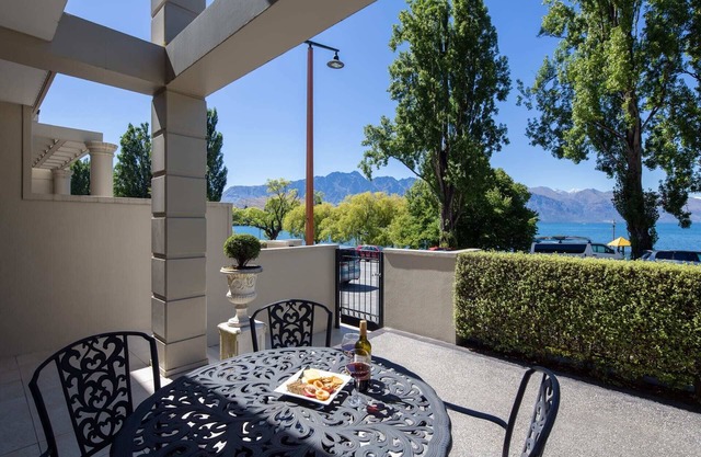 Manuka Lakeside | Fireplace, Free Parking, CBD