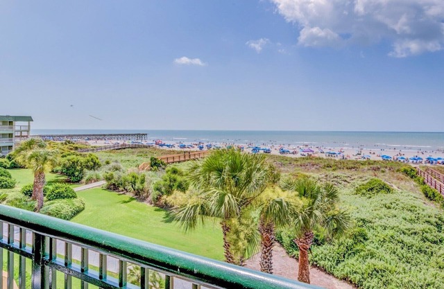 MANY NEW UPGRADES 4 BR Oceanfront , Direct Oceanfront Beachfront, walk to dining