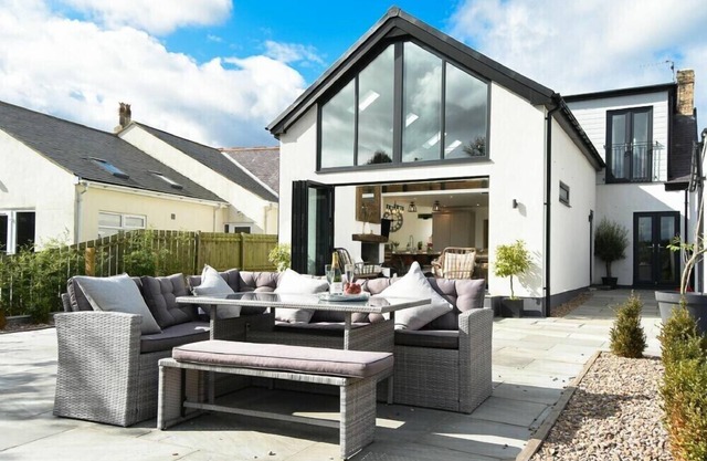 MARMALADE COTTAGE, pet friendly, with open fire in Seahouses