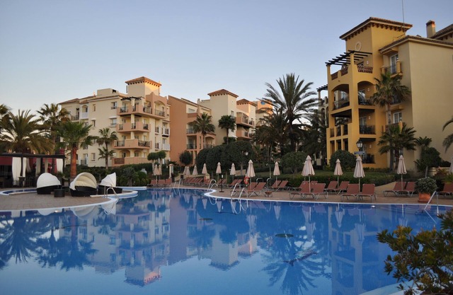 Marriott, s Marbella beach resort. 2 rooms. 2 bathrooms. For 6 people