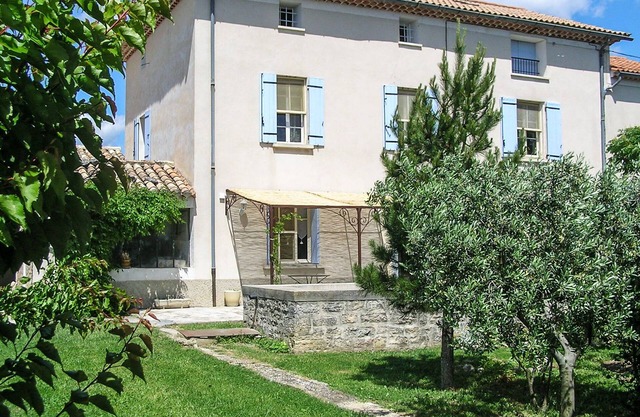 Mas between Avignon, the Luberon and Mont Ventoux, sleeps 10, swimming pool, garden