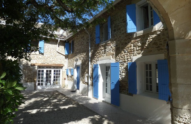 Mas Provençal group gîte and guest rooms