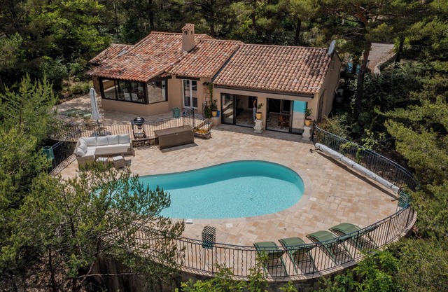 Mas Savino - Holidays in the village under the Provence sky