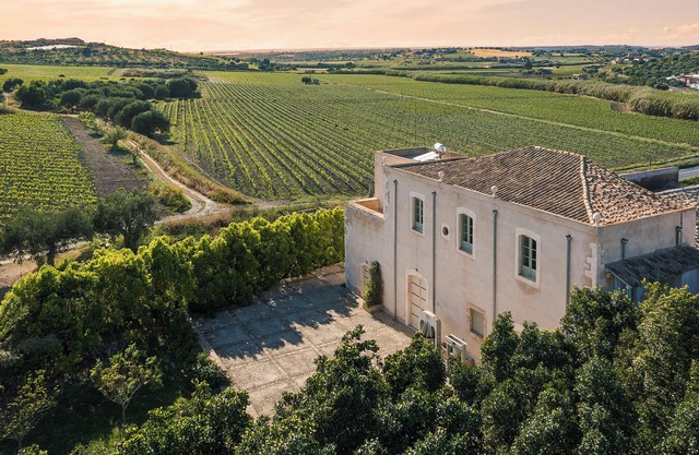 Masseria BaroninLuxurious Sicilian Countryside Retreat; Relax and Explore.