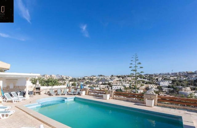 Massive Villa Pool area with VIEWS, WIFI with BBQ