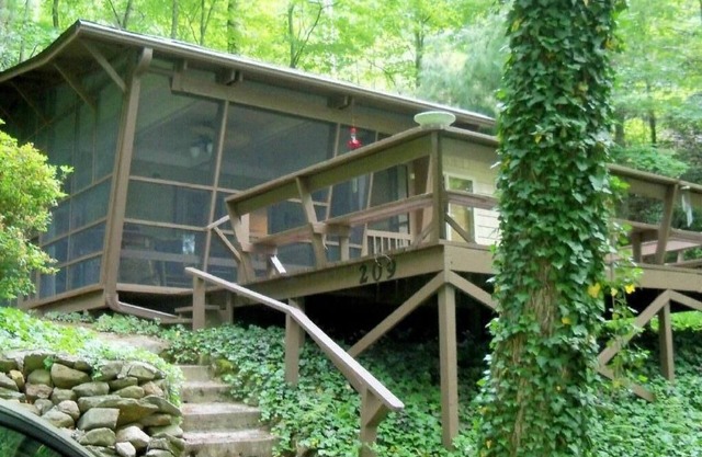 Mathews' Mansion, a cabin by a mountain lake