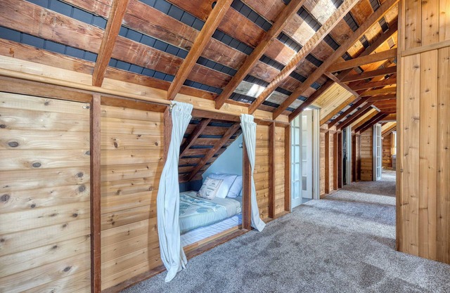 Maxwelton Aerie Bluffside Retreat w/Sweeping Puget Sound Views + Firepit