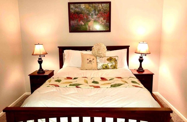 MAY'S FLOWERS , Stylish 4 Bedroom house, High Speed Internet, Equipped Kitchen