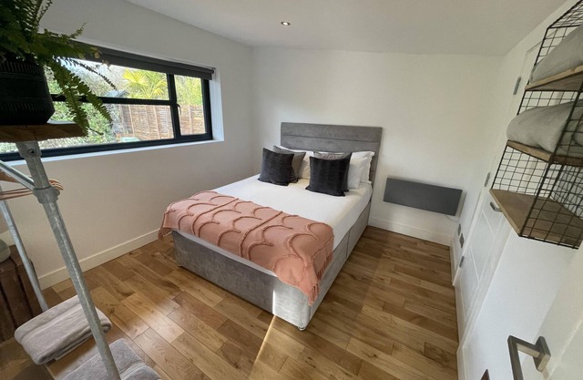 MayGrove Retreat - Sleeps 2 - Jacuzzi & boat hire