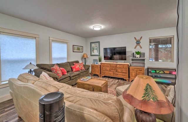 McCall`s Cabin w/AC, Firepit, Hot Tub & Kayaks