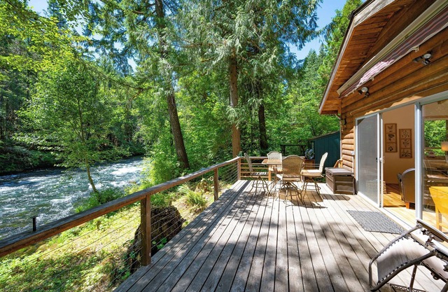 McKenzie Bridge River's Edge Retreat, a cozy cabin on over two acres