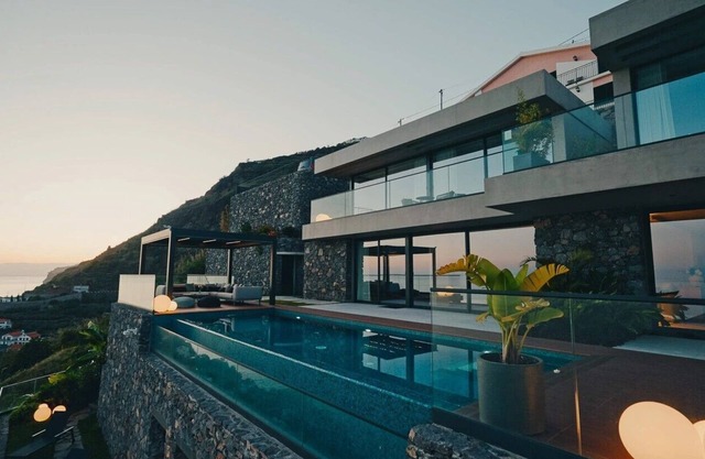 Mea Suna - Luxury Seafront Family Villa in Madeira