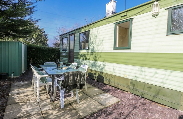 MEADOW ISLAND CARAVAN, pet friendly, with a garden in Penygroes