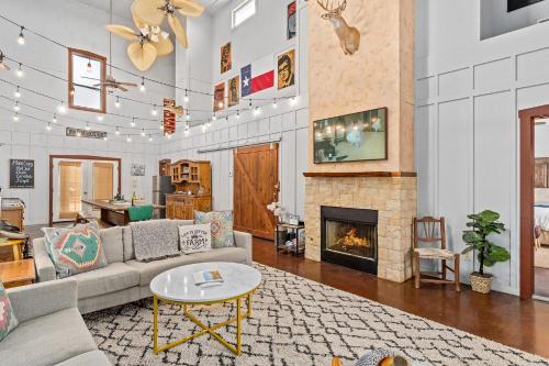 Meadows Farmhouse & Cottage - Hot Tub & Fire Pit