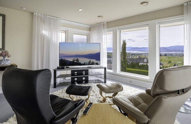 Mediterranean Villa Estate. Soak in the Hot Tub after Skiing at Big White!