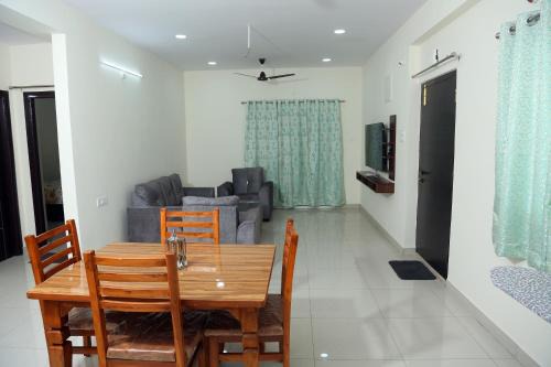 Mee Homes Cozy 2BHK Family Stay with All Amenities