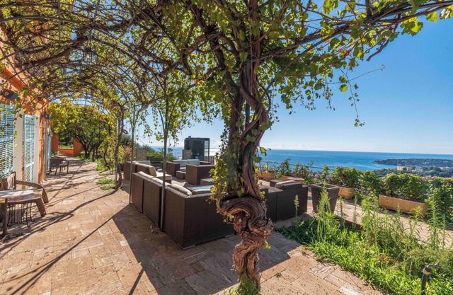 Menton: Propriété de 5 villas, une piscine, jardins, terrasses